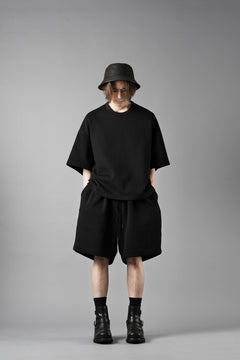 Load image into Gallery viewer, N/07 2 TUCKS EASY SHORTS / RIBBED CARDBOARD KNIT JERSEY (BLACK)
