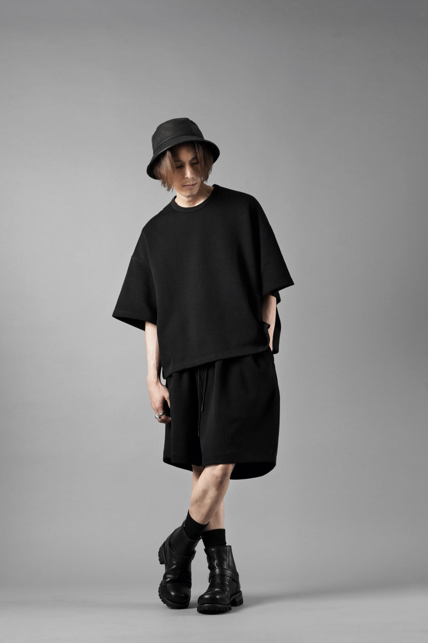 Load image into Gallery viewer, N/07 2 TUCKS EASY SHORTS / RIBBED CARDBOARD KNIT JERSEY (BLACK)