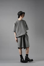 Load image into Gallery viewer, N/07 2 TUCKS EASY SHORTS / RIBBED CARDBOARD KNIT JERSEY (GREY)