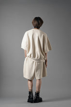 Load image into Gallery viewer, N/07 2 TUCKS EASY SHORTS / RIBBED CARDBOARD KNIT JERSEY (LIGHT BEIGE)