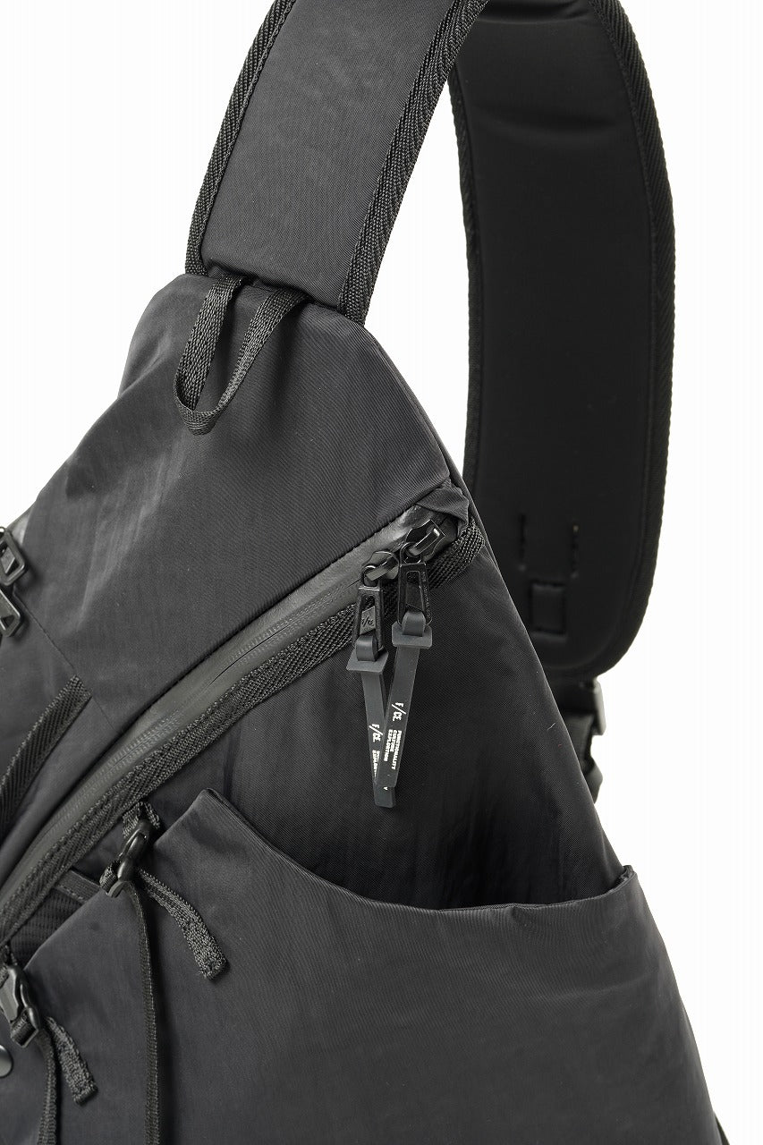 F/CE. TEXTURED TWILL 3 POINTS SLINGER BAG (BLACK)