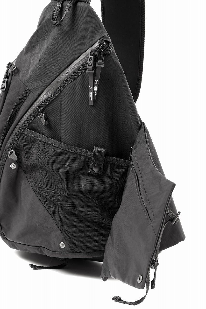 F/CE. TEXTURED TWILL 3 POINTS SLINGER BAG (BLACK)