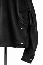 Load image into Gallery viewer, thom/krom TRUCKER JACKET / VELVET STRETCH (BLACK)