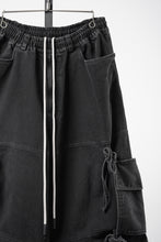 Load image into Gallery viewer, 【SAMPLE】A.F ARTEFACT KNOTTING DETAIL VOLUME PANTS / FADED DENIM (BLACK)