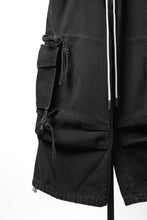 Load image into Gallery viewer, 【SAMPLE】A.F ARTEFACT KNOTTING DETAIL VOLUME PANTS / FADED DENIM (BLACK)