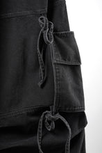 Load image into Gallery viewer, 【SAMPLE】A.F ARTEFACT KNOTTING DETAIL VOLUME PANTS / FADED DENIM (BLACK)