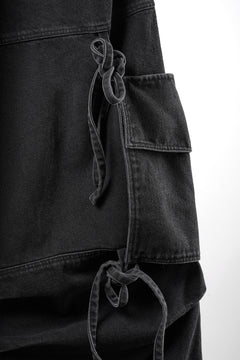 Load image into Gallery viewer, 【SAMPLE】A.F ARTEFACT KNOTTING DETAIL VOLUME PANTS / FADED DENIM (BLACK)