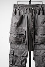 Load image into Gallery viewer, 【SAMPLE】A.F ARTEFACT TENCEL-NYLON CARGO SARROUEL EASY PANTS (GREY)