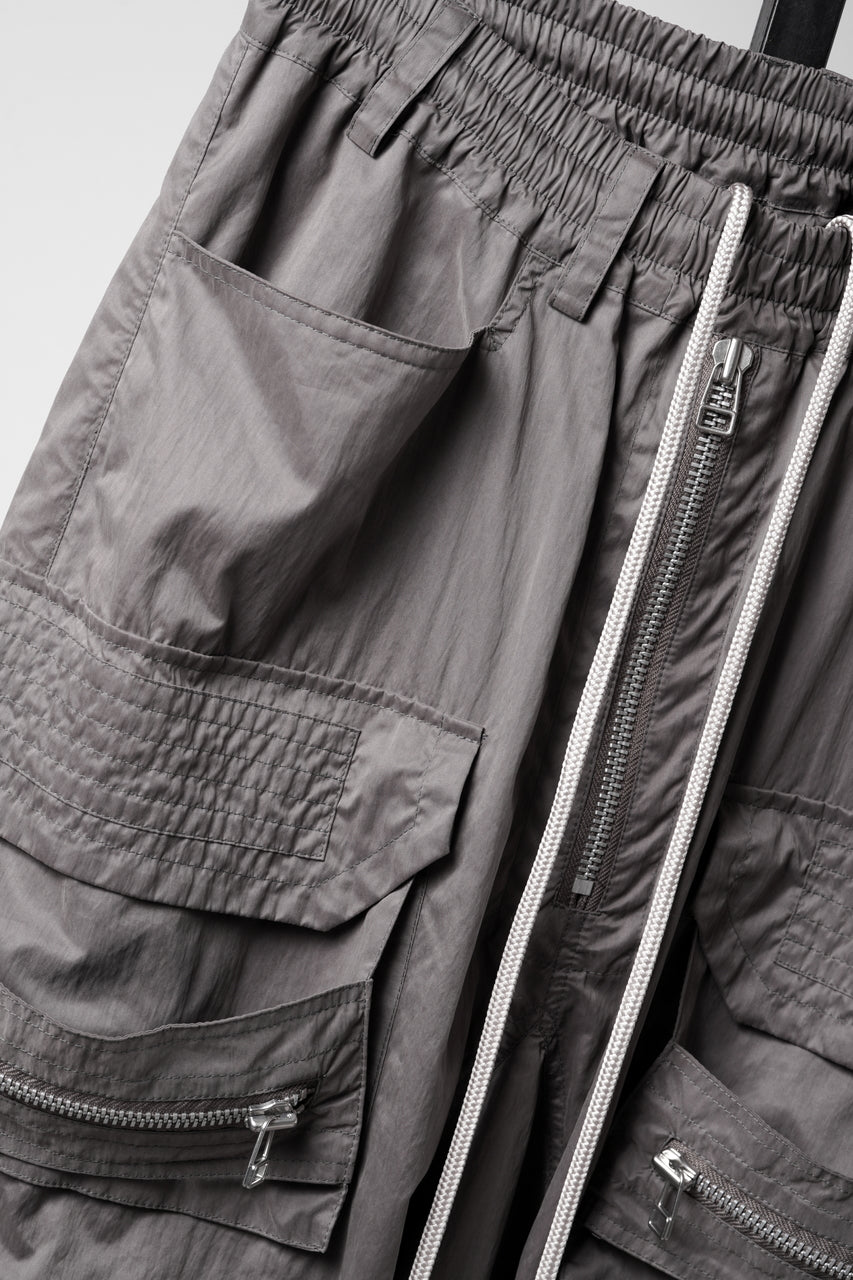 Load image into Gallery viewer, 【SAMPLE】A.F ARTEFACT TENCEL-NYLON CARGO SARROUEL EASY PANTS (GREY)
