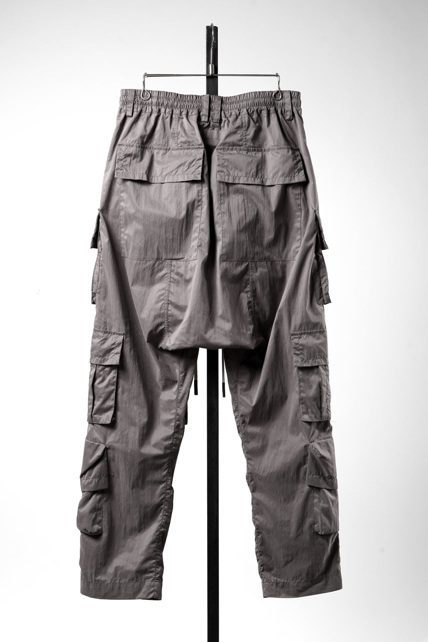 Load image into Gallery viewer, 【SAMPLE】A.F ARTEFACT TENCEL-NYLON CARGO SARROUEL EASY PANTS (GREY)