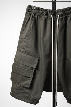 Load image into Gallery viewer, 【SAMPLE】A.F ARTEFACT COTTON TWIIL DROPCROTCH SHORTS (DARK OLIVE)