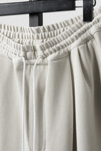 画像をギャラリービューアに読み込む, N/07 2TUCK EASY SHORTS / RIBBED CARDBOARD KNIT JERSEY (LIGHT BEIGE)