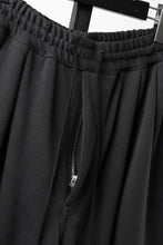 画像をギャラリービューアに読み込む, N/07 2TUCKS EASY SHORTS / RIBBED CARDBOARD KNIT JERSEY (CHARCOAL)