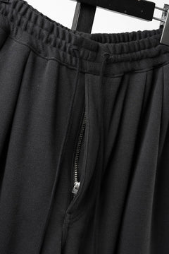 画像をギャラリービューアに読み込む, N/07 2TUCKS EASY SHORTS / RIBBED CARDBOARD KNIT JERSEY (CHARCOAL)
