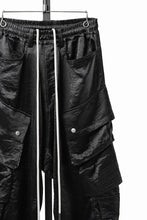 画像をギャラリービューアに読み込む, 【SAMPLE SALE】A.F ARTEFACT SATIN DROPCROTCH CARGO PANTS (BLACK)