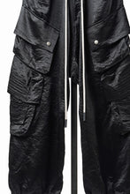 画像をギャラリービューアに読み込む, 【SAMPLE SALE】A.F ARTEFACT SATIN DROPCROTCH CARGO PANTS (BLACK)