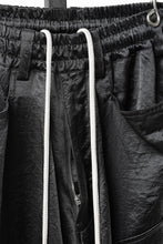 画像をギャラリービューアに読み込む, 【SAMPLE SALE】A.F ARTEFACT SATIN DROPCROTCH CARGO PANTS (BLACK)