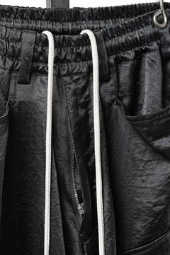 画像をギャラリービューアに読み込む, 【SAMPLE SALE】A.F ARTEFACT SATIN DROPCROTCH CARGO PANTS (BLACK)