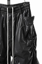 画像をギャラリービューアに読み込む, 【SAMPLE SALE】A.F ARTEFACT COATING RAMDOM GATHER WIDE PANTS (BLACK)