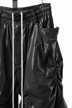 画像をギャラリービューアに読み込む, 【SAMPLE SALE】A.F ARTEFACT COATING RAMDOM GATHER WIDE PANTS (BLACK)