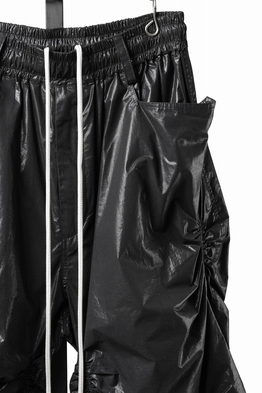 画像をギャラリービューアに読み込む, 【SAMPLE SALE】A.F ARTEFACT COATING RAMDOM GATHER WIDE PANTS (BLACK)