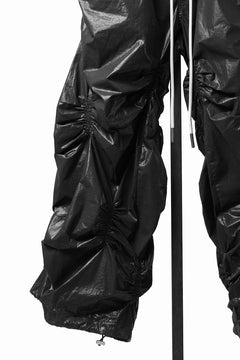 画像をギャラリービューアに読み込む, 【SAMPLE SALE】A.F ARTEFACT COATING RAMDOM GATHER WIDE PANTS (BLACK)