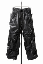 画像をギャラリービューアに読み込む, 【SAMPLE SALE】A.F ARTEFACT COATING RAMDOM GATHER WIDE PANTS (BLACK)