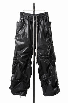画像をギャラリービューアに読み込む, 【SAMPLE SALE】A.F ARTEFACT COATING RAMDOM GATHER WIDE PANTS (BLACK)