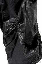 画像をギャラリービューアに読み込む, 【SAMPLE SALE】A.F ARTEFACT COATING RAMDOM GATHER WIDE PANTS (BLACK)
