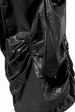 画像をギャラリービューアに読み込む, 【SAMPLE SALE】A.F ARTEFACT COATING RAMDOM GATHER WIDE PANTS (BLACK)