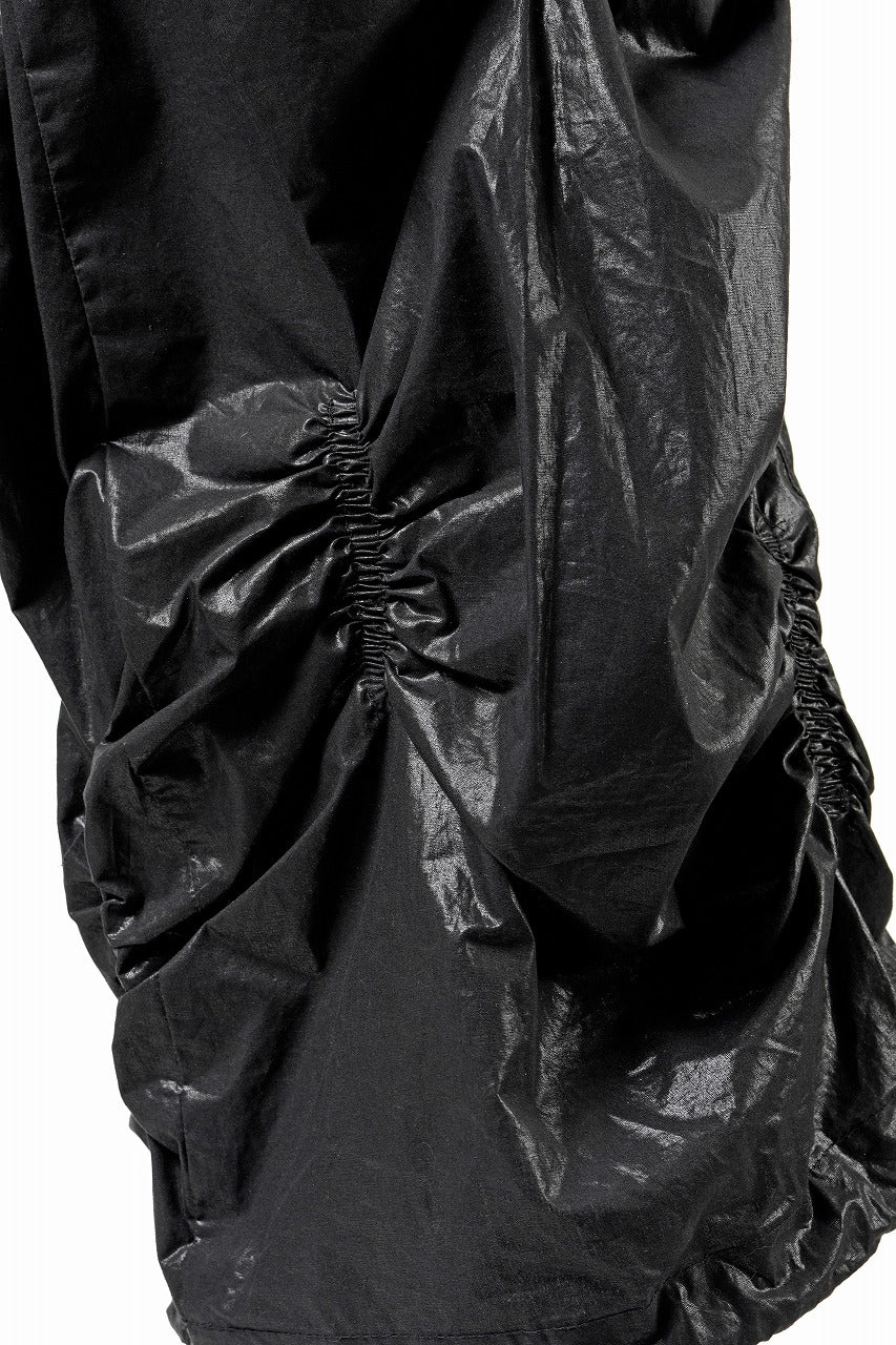 画像をギャラリービューアに読み込む, 【SAMPLE SALE】A.F ARTEFACT COATING RAMDOM GATHER WIDE PANTS (BLACK)