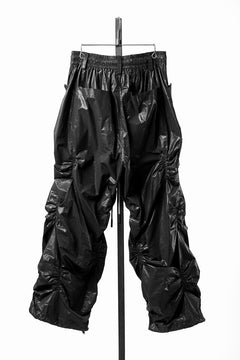 画像をギャラリービューアに読み込む, 【SAMPLE SALE】A.F ARTEFACT COATING RAMDOM GATHER WIDE PANTS (BLACK)