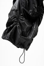 画像をギャラリービューアに読み込む, 【SAMPLE SALE】A.F ARTEFACT COATING RAMDOM GATHER WIDE PANTS (BLACK)