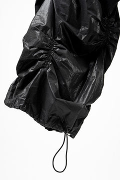 画像をギャラリービューアに読み込む, 【SAMPLE SALE】A.F ARTEFACT COATING RAMDOM GATHER WIDE PANTS (BLACK)