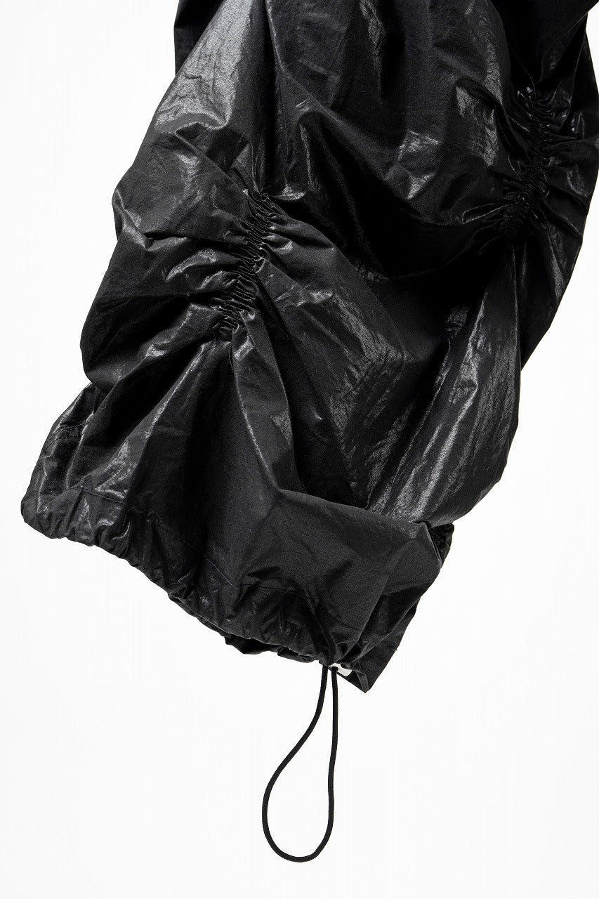 画像をギャラリービューアに読み込む, 【SAMPLE SALE】A.F ARTEFACT COATING RAMDOM GATHER WIDE PANTS (BLACK)