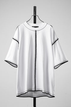 画像をギャラリービューアに読み込む, OBLADI WHITE T-SHIRT WITH BLACK OVERLOCK STITCHING (WHITE)