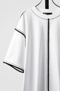画像をギャラリービューアに読み込む, OBLADI WHITE T-SHIRT WITH BLACK OVERLOCK STITCHING (WHITE)