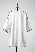 画像をギャラリービューアに読み込む, OBLADI WHITE T-SHIRT WITH BLACK OVERLOCK STITCHING (WHITE)