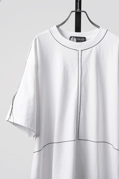 Load image into Gallery viewer, OBLADI BLACK STITCHES ON HALF BODY WHITE T-SHIRT (WHITE)