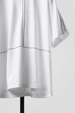 Load image into Gallery viewer, OBLADI BLACK STITCHES ON HALF BODY WHITE T-SHIRT (WHITE)