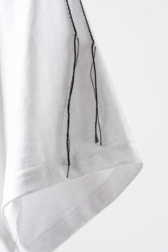 Load image into Gallery viewer, OBLADI BLACK STITCHES ON HALF BODY WHITE T-SHIRT (WHITE)