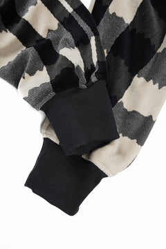 Load image into Gallery viewer, A.F ARTEFACT SAROUEL JOGGER PANTS / JACQUARD DEFORMED PLAID VELOR (BLACK x GREY x IVORY)