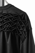 Load image into Gallery viewer, OBLADI YOKE SMOCKING T-SHIRT (BLACK)
