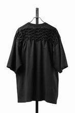 Load image into Gallery viewer, OBLADI YOKE SMOCKING T-SHIRT (BLACK)