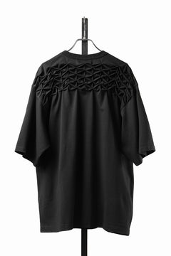 Load image into Gallery viewer, OBLADI YOKE SMOCKING T-SHIRT (BLACK)