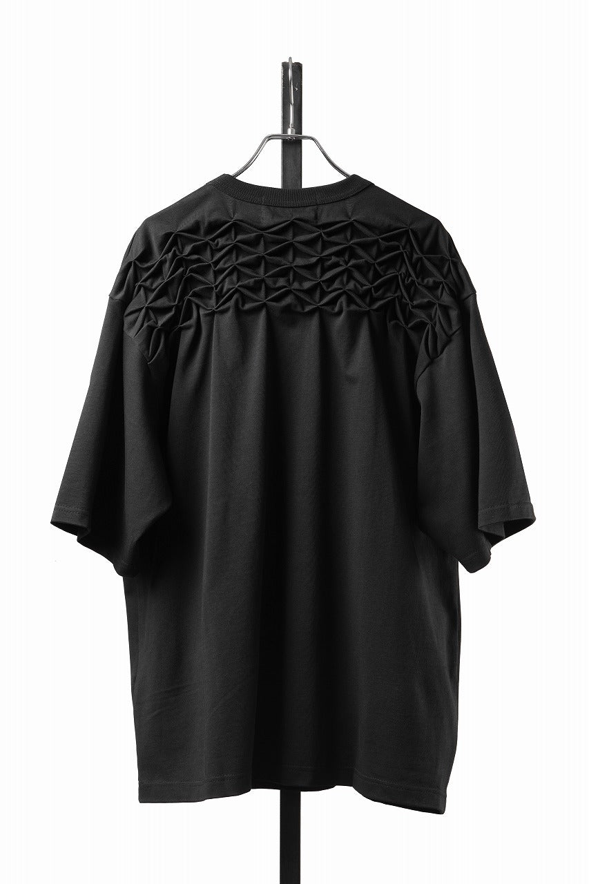 Load image into Gallery viewer, OBLADI YOKE SMOCKING T-SHIRT (BLACK)