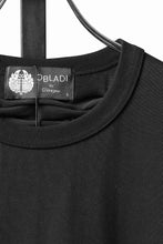 Load image into Gallery viewer, OBLADI YOKE SMOCKING T-SHIRT (BLACK)