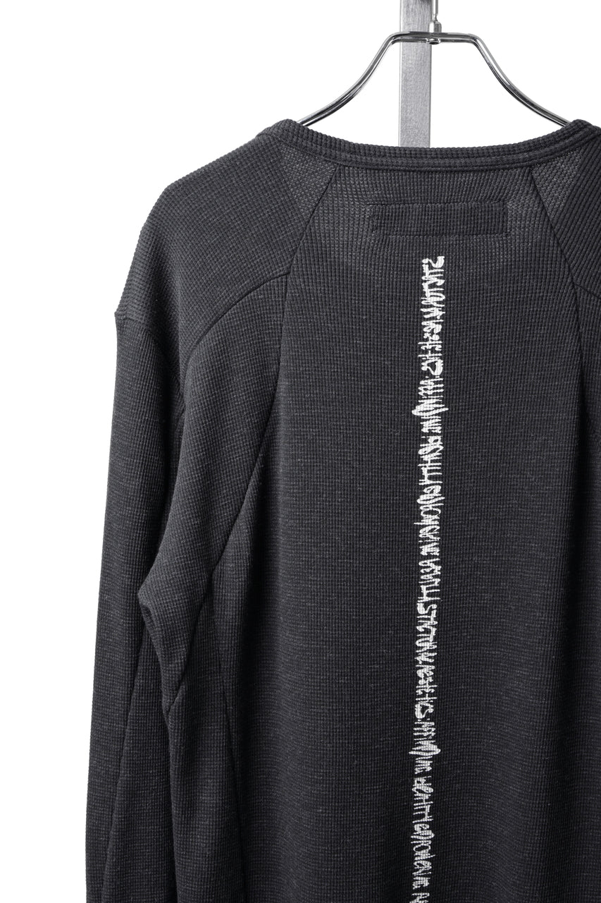 画像をギャラリービューアに読み込む, A.F ARTEFACT BACK PRINTED PULLOVER TOP / WAFFLE KNIT JERSEY (DARK GREY)