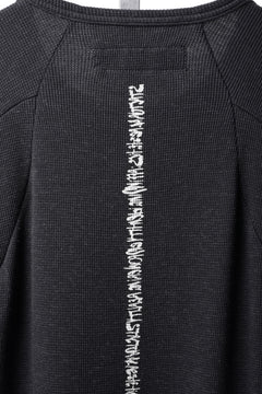 画像をギャラリービューアに読み込む, A.F ARTEFACT BACK PRINTED PULLOVER TOP / WAFFLE KNIT JERSEY (DARK GREY)