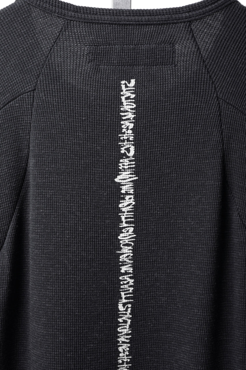 画像をギャラリービューアに読み込む, A.F ARTEFACT BACK PRINTED PULLOVER TOP / WAFFLE KNIT JERSEY (DARK GREY)